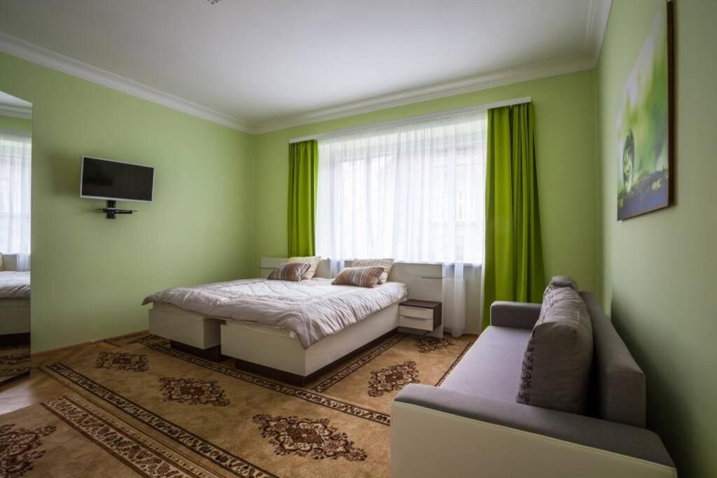 Luxury Air-conditioned Family Apartment Špitálska Old Town Bratislava Esterno foto