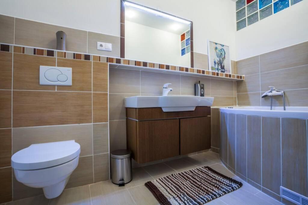 Luxury Air-conditioned Family Apartment Špitálska Old Town Bratislava Esterno foto