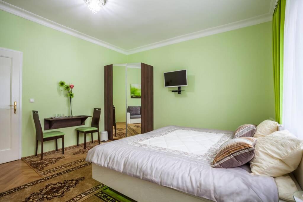 Luxury Air-conditioned Family Apartment Špitálska Old Town Bratislava Esterno foto