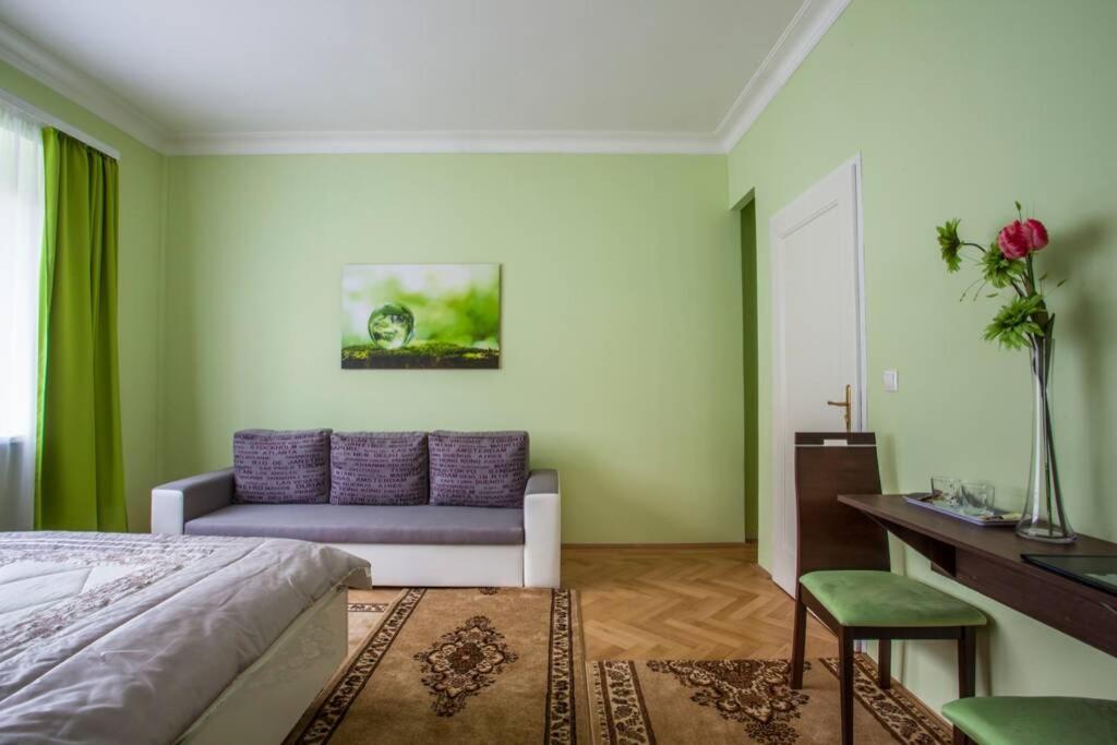 Luxury Air-conditioned Family Apartment Špitálska Old Town Bratislava Esterno foto